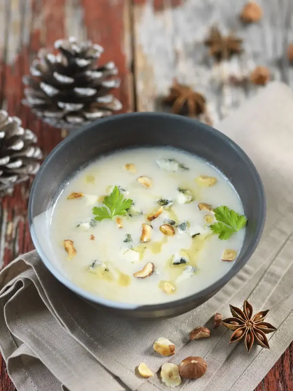 Velouté de topinambours au roquefort et aux noisettes